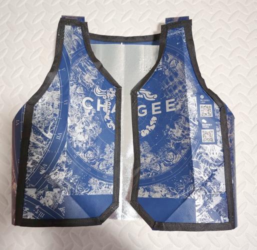 自制环保儿童服装：用废弃物如塑料袋等制作衣服的方法